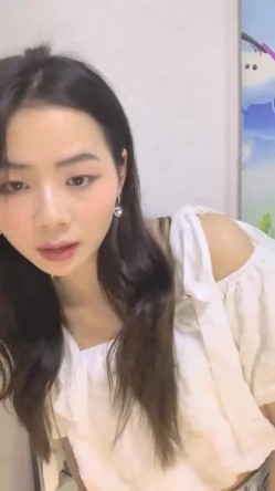 最喜欢的一个美少女，【兰哥】校花女神~!大长美腿~特写骚穴~柔逼自慰~爽到不行~强烈推荐 截图11