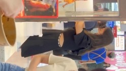 商场偷拍美女裙底风光 ️长裙靓女一直盯着镜头看白色内内超清上下通透长裙靓女独自逛街黑色半透明内内隐约露B 截图6