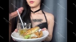 重口警告！瞠目结舌！把堂妹调教成为吃精液和尿液母狗！妹妹的精液食物吃播 截图3