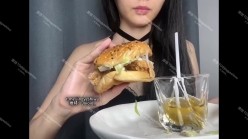 重口警告！瞠目结舌！把堂妹调教成为吃精液和尿液母狗！妹妹的精液食物吃播 截图14