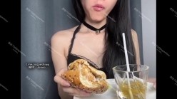重口警告！瞠目结舌！把堂妹调教成为吃精液和尿液母狗！妹妹的精液食物吃播 截图16