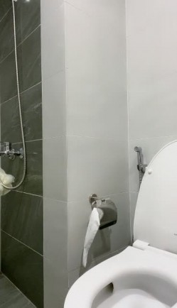 蜜桃臀清纯乖巧小姑激情诱惑，短裙脱下内裤，M腿手指扣入小穴，道具假屌爆插出白浆，放马桶上美臀骑坐抽插 截图13