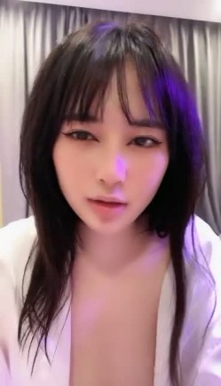 蜜桃臀清纯乖巧小姑激情诱惑，短裙脱下内裤，M腿手指扣入小穴，道具假屌爆插出白浆，放马桶上美臀骑坐抽插 截图16