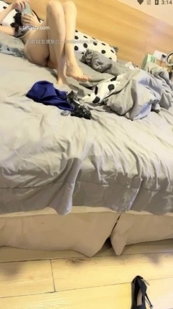 AVOVE  一双筷子般的美腿甜美小美眉，身材一级棒，把她灌醉了再操她 截图1