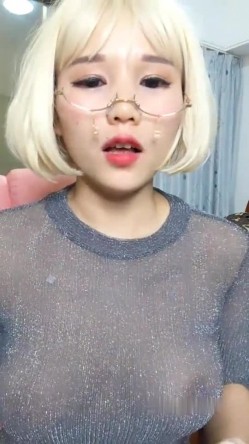 高颜值短发大奶美女主播透视装 椅子上震动棒自慰跳蛋震动浴室洗澡 截图2