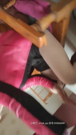 《专攻洗浴中心》路边休闲按摩店韵味小少妇苗条身材SEX女上位很疯狂射完要走时又把她裤子扒了舔舔逼 截图2