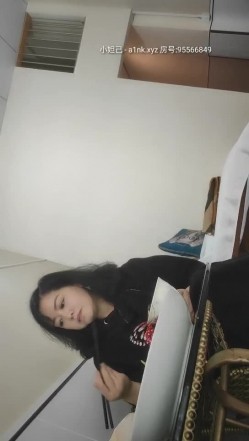 《专攻洗浴中心》路边休闲按摩店韵味小少妇苗条身材SEX女上位很疯狂射完要走时又把她裤子扒了舔舔逼 截图5