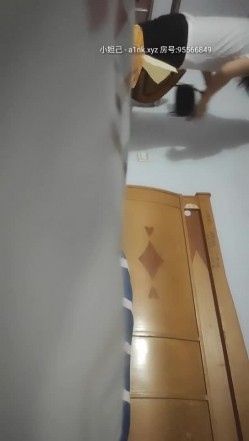 《专攻洗浴中心》路边休闲按摩店韵味小少妇苗条身材SEX女上位很疯狂射完要走时又把她裤子扒了舔舔逼 截图15