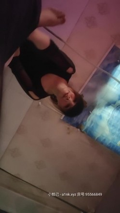 《专攻洗浴中心》路边休闲按摩店韵味小少妇苗条身材SEX女上位很疯狂射完要走时又把她裤子扒了舔舔逼 截图16