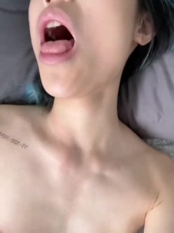 【顶级反差婊】湖南中医药大学「李双怡」看似单纯，实际是个露出癖，主人的小母狗，喝尿野战露出，各种刺激玩法 截图1