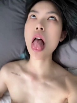 【顶级反差婊】湖南中医药大学「李双怡」看似单纯，实际是个露出癖，主人的小母狗，喝尿野战露出，各种刺激玩法 截图2