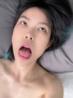 【顶级反差婊】湖南中医药大学「李双怡」看似单纯，实际是个露出癖，主人的小母狗，喝尿野战露出，各种刺激玩法 截图4