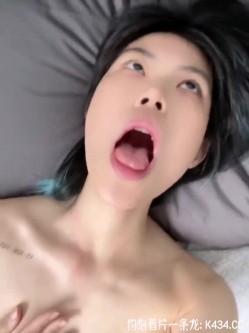 【顶级反差婊】湖南中医药大学「李双怡」看似单纯，实际是个露出癖，主人的小母狗，喝尿野战露出，各种刺激玩法 截图7