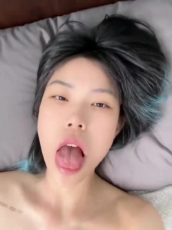 【顶级反差婊】湖南中医药大学「李双怡」看似单纯，实际是个露出癖，主人的小母狗，喝尿野战露出，各种刺激玩法 截图10