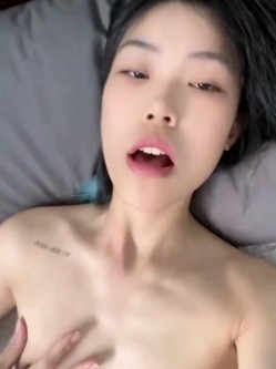【顶级反差婊】湖南中医药大学「李双怡」看似单纯，实际是个露出癖，主人的小母狗，喝尿野战露出，各种刺激玩法 截图12