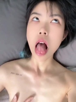 【顶级反差婊】湖南中医药大学「李双怡」看似单纯，实际是个露出癖，主人的小母狗，喝尿野战露出，各种刺激玩法 截图15