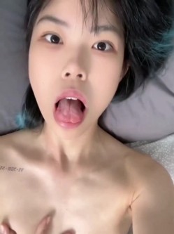 【顶级反差婊】湖南中医药大学「李双怡」看似单纯，实际是个露出癖，主人的小母狗，喝尿野战露出，各种刺激玩法 截图16
