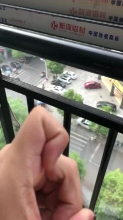 阳台和已婚人妻，穿着小睡衣，性感吊带裙，迷人的短发，好知性的阿姨，口的好舒服！ 截图1