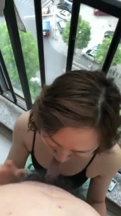 阳台和已婚人妻，穿着小睡衣，性感吊带裙，迷人的短发，好知性的阿姨，口的好舒服！ 截图2