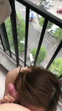阳台和已婚人妻，穿着小睡衣，性感吊带裙，迷人的短发，好知性的阿姨，口的好舒服！ 截图3