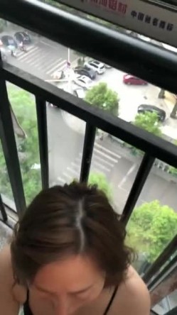 阳台和已婚人妻，穿着小睡衣，性感吊带裙，迷人的短发，好知性的阿姨，口的好舒服！ 截图4
