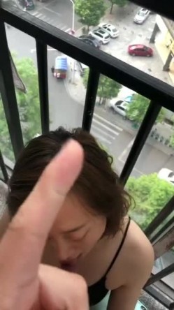 阳台和已婚人妻，穿着小睡衣，性感吊带裙，迷人的短发，好知性的阿姨，口的好舒服！ 截图5