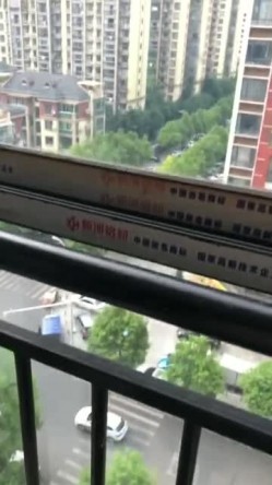 阳台和已婚人妻，穿着小睡衣，性感吊带裙，迷人的短发，好知性的阿姨，口的好舒服！ 截图6