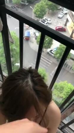 阳台和已婚人妻，穿着小睡衣，性感吊带裙，迷人的短发，好知性的阿姨，口的好舒服！ 截图7