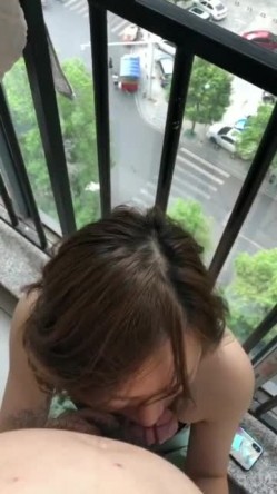 阳台和已婚人妻，穿着小睡衣，性感吊带裙，迷人的短发，好知性的阿姨，口的好舒服！ 截图8
