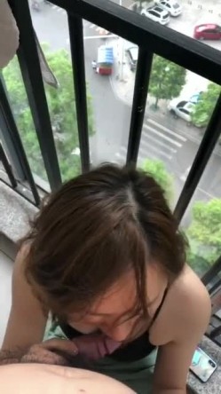 阳台和已婚人妻，穿着小睡衣，性感吊带裙，迷人的短发，好知性的阿姨，口的好舒服！ 截图9