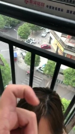 阳台和已婚人妻，穿着小睡衣，性感吊带裙，迷人的短发，好知性的阿姨，口的好舒服！ 截图12