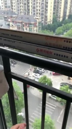 阳台和已婚人妻，穿着小睡衣，性感吊带裙，迷人的短发，好知性的阿姨，口的好舒服！ 截图13