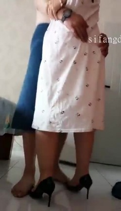 【最新重磅泄密】未曾流出，老牌网黄熟女，肚皮舞老师【柏欣彤】定制，脸穴同框紫薇裸舞啪啪，她是真骚，从骨子里的 截图2
