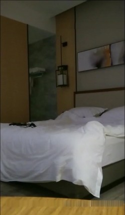 有钱的肥猪哥酒店约炮身材超有料的女友 截图2