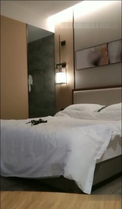 有钱的肥猪哥酒店约炮身材超有料的女友 截图5