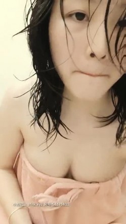 大学生骚妹子全程露脸洗澡诱惑揉捏骚奶子，完事后穿上开档黑丝情趣装跳弹自慰骚逼呻吟，精彩不要错过 截图2