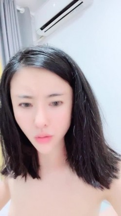 妖娆美少妇欧美风格跪着吃双屌，前后齐夹击，一顿后入猛如虎，撸射在肚子上 截图9
