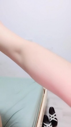 妖娆美少妇欧美风格跪着吃双屌，前后齐夹击，一顿后入猛如虎，撸射在肚子上 截图11