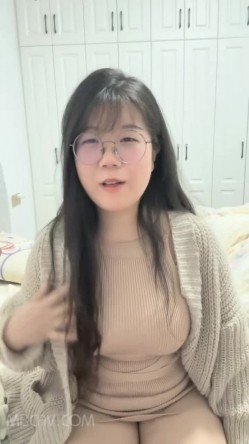 长相清秀文静眼镜小胖妹,衣品很贊,外表看起来很贤惠,没想到这么反差,奶子硕大自然垂下来 截图1