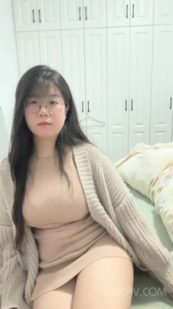 长相清秀文静眼镜小胖妹,衣品很贊,外表看起来很贤惠,没想到这么反差,奶子硕大自然垂下来 截图2