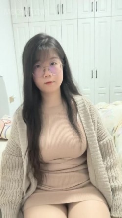 长相清秀文静眼镜小胖妹,衣品很贊,外表看起来很贤惠,没想到这么反差,奶子硕大自然垂下来 截图4