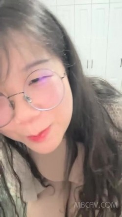 长相清秀文静眼镜小胖妹,衣品很贊,外表看起来很贤惠,没想到这么反差,奶子硕大自然垂下来 截图7