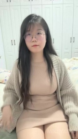 长相清秀文静眼镜小胖妹,衣品很贊,外表看起来很贤惠,没想到这么反差,奶子硕大自然垂下来 截图8
