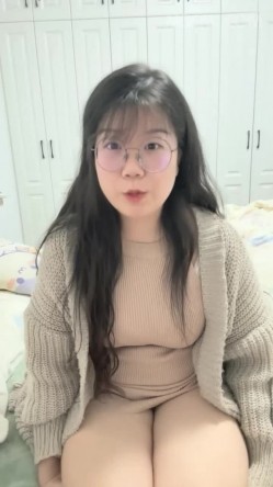 长相清秀文静眼镜小胖妹,衣品很贊,外表看起来很贤惠,没想到这么反差,奶子硕大自然垂下来 截图9