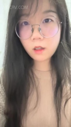 长相清秀文静眼镜小胖妹,衣品很贊,外表看起来很贤惠,没想到这么反差,奶子硕大自然垂下来 截图10