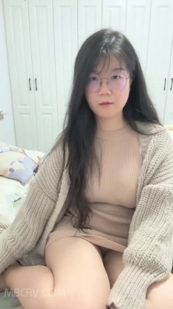 长相清秀文静眼镜小胖妹,衣品很贊,外表看起来很贤惠,没想到这么反差,奶子硕大自然垂下来 截图11
