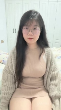 长相清秀文静眼镜小胖妹,衣品很贊,外表看起来很贤惠,没想到这么反差,奶子硕大自然垂下来 截图12