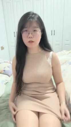 长相清秀文静眼镜小胖妹,衣品很贊,外表看起来很贤惠,没想到这么反差,奶子硕大自然垂下来 截图13