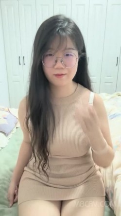 长相清秀文静眼镜小胖妹,衣品很贊,外表看起来很贤惠,没想到这么反差,奶子硕大自然垂下来 截图15