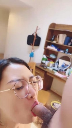 眼镜骚女准点开操！按摩器振动棒轮番上！狂舔大屌深喉，怼着骚逼一下挺入，骑乘位撞击爆插 截图9